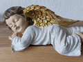 Ange dormant avec ailes d'orées-argentées