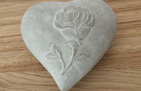 Coeur en beton avec rose