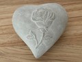 Coeur en beton avec rose