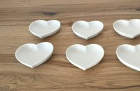 6 petites assiettes en forme de coeur