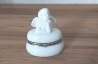 Boîte en porcelaine blanc avec ange