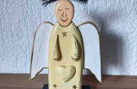 Ange en bois avec cheveux en brosse