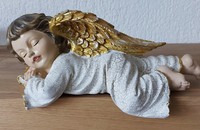 Ange dormant avec ailes d'orées-argentées