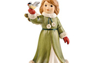 Ange Goebel en robe verte avec oiseau