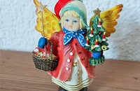 Ange avec robe rouge et sapin de Noël