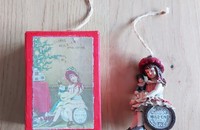 Fille avec poupée retro à suspendre