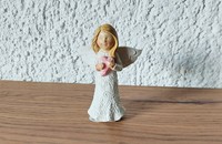 Ange gardien coeur sur la poitrine