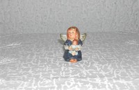 Petit ange Goebel en bleu avec poupée