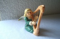 Ange Goebel en robe verte avec harpe